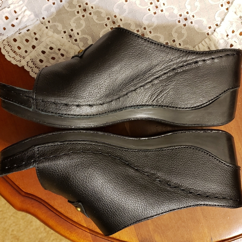 New Black SpringStep Sandals - Picture 3 of 10